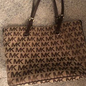 Medium Michael Kors Tote back- like new
